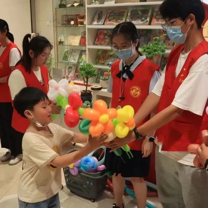 公益活动 | “青春手作，益满潮城”气球花主题爱心义卖志愿活动